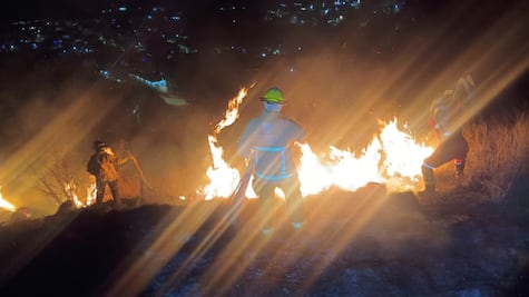 Bomberos de Naucalpan frenan incendio en el Cerro de Las Cruces