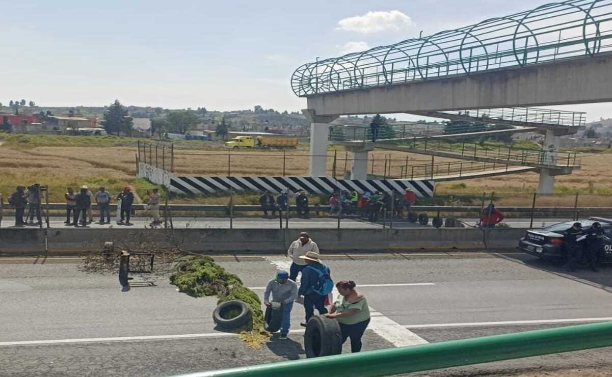 Vecinos de Toluca bloquean la autopista Toluca-Valle de Bravo, urgen bacheo de calles