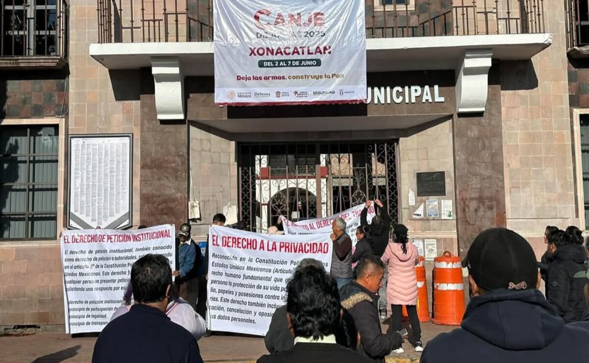 Comerciantes toman presidencia municipal de Xonacatlán, rechazan retiro de las calles del centro 