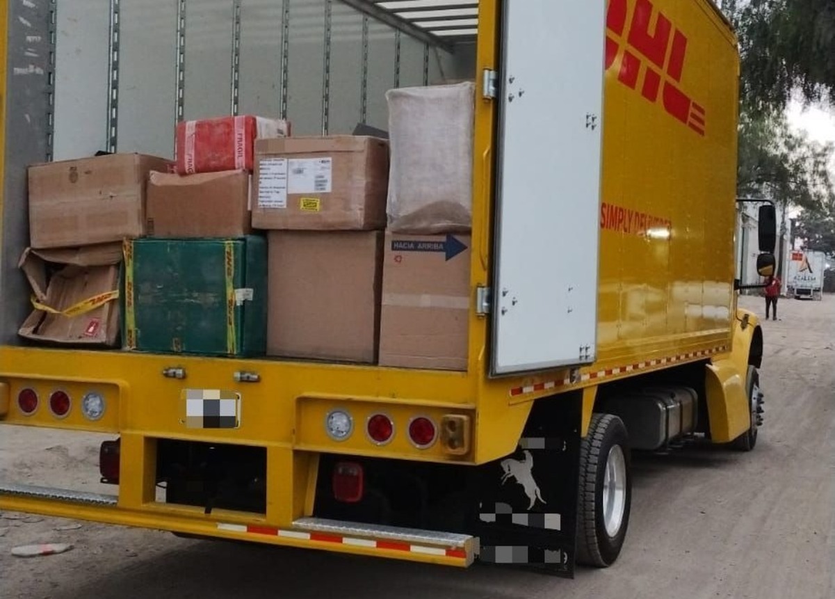 Autoridades del Edomex recuperaron 105 paquetes de DHL robados en Hidalgo durante un cateo en Cuautitlán Izcalli. Foto Especial