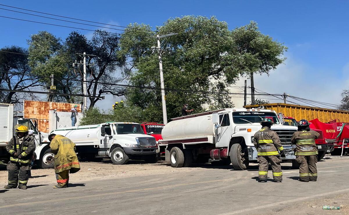 En el lugar se continúan con los trabajos para sofocar el incendio / Foto Karen Aldama