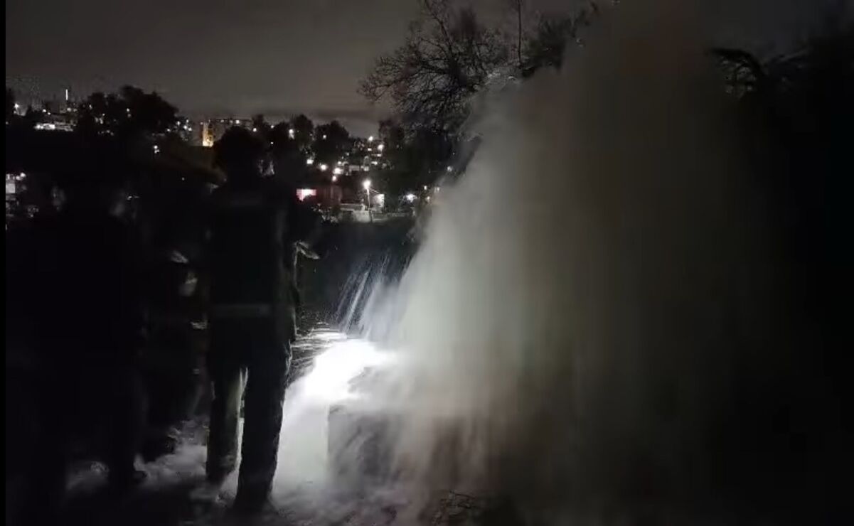 La mega fuga de agua ocurrió debido a una falla en una válvula de expulsión de aire / Foto Especial