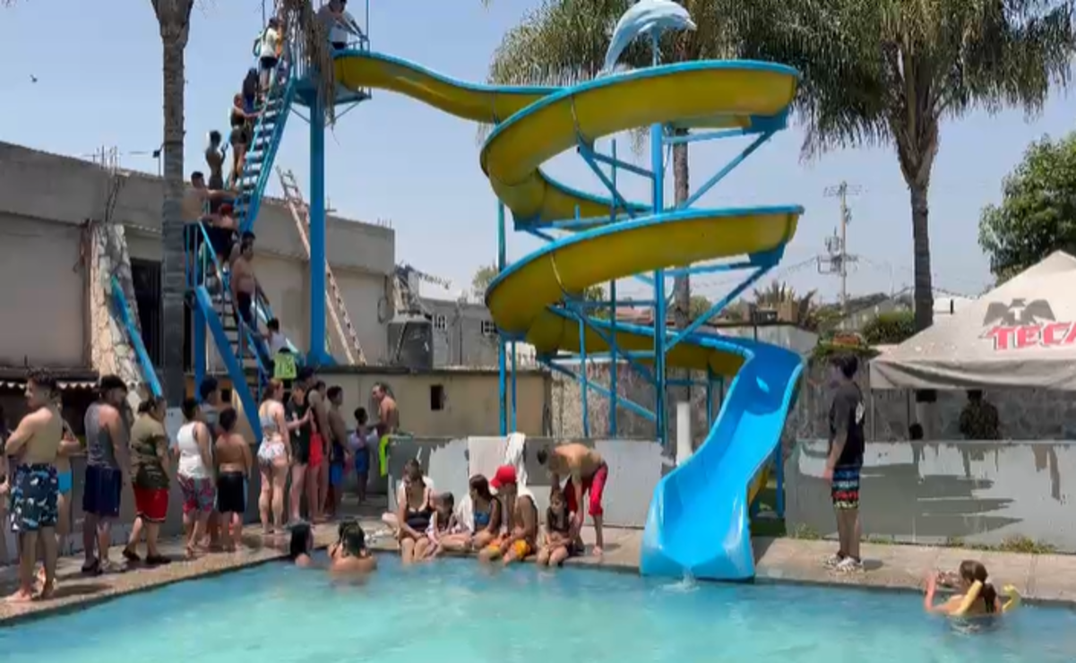 Las albercas se encuentran prácticamente llenas y se registra una larga fila para subir al tobogán del balneario Quinta Alicia. Foto: Arturo Contreras / El Universal Estado de México