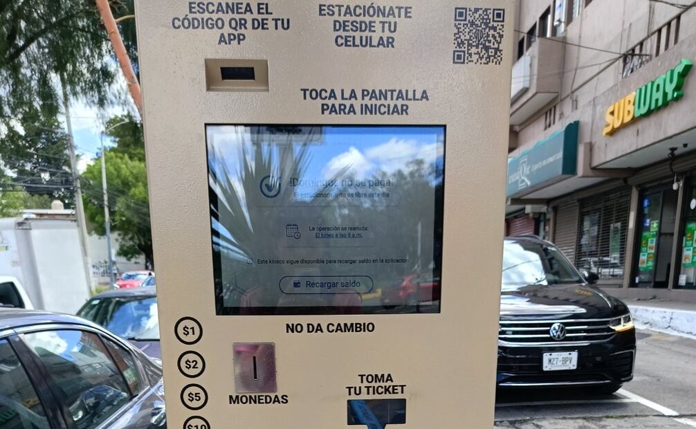 El proyecto de parquímetros contempla inicialmente 5 mil cajones de estacionamiento en siete zonas de Naucalpan. Foto Gisela González / El Universal