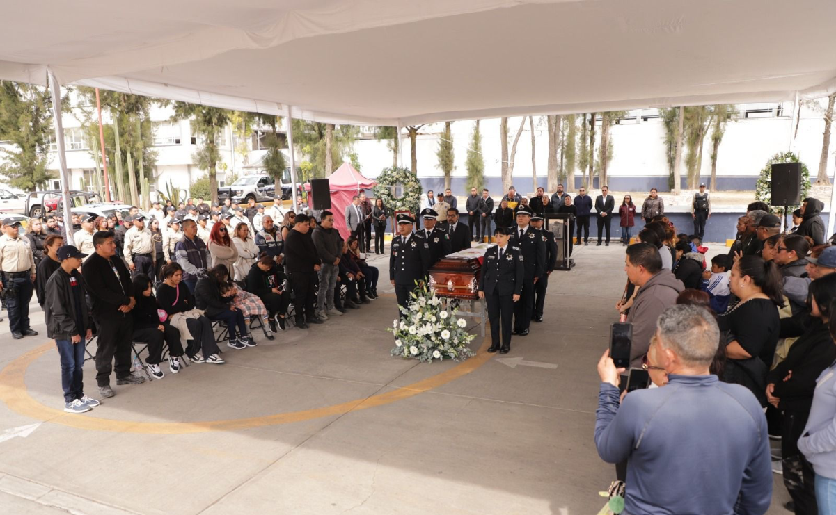 La alcaldesa de Tecámac, Rocío Miguel Hernández, rinde homenaje al policía asesinado, Marcos Castillo Santiago / Foto: Especial