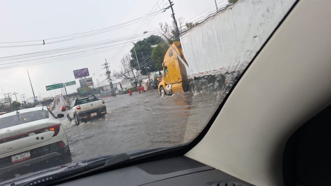 El agua acumulada complicó la circulación vehicular y el paso del Mexibús con dirección a Ecatepec. Foto especial