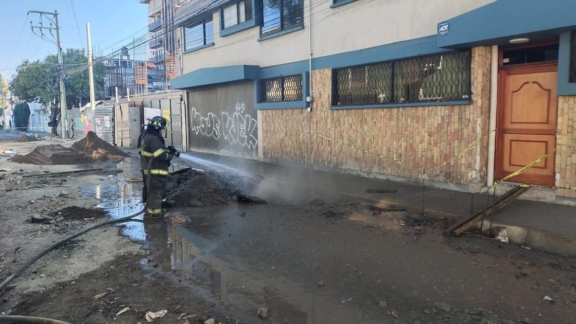 A su llegada los vulcanos realizaron la evacuación de 100 metros a la redonda. Foto: especial