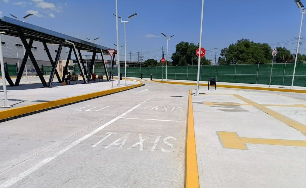 Las plumas de acceso a la ETRAM Cueyamil permanecen cerradas, impidiendo el ingreso de taxis y camiones. Foto Gisela González / El Universal