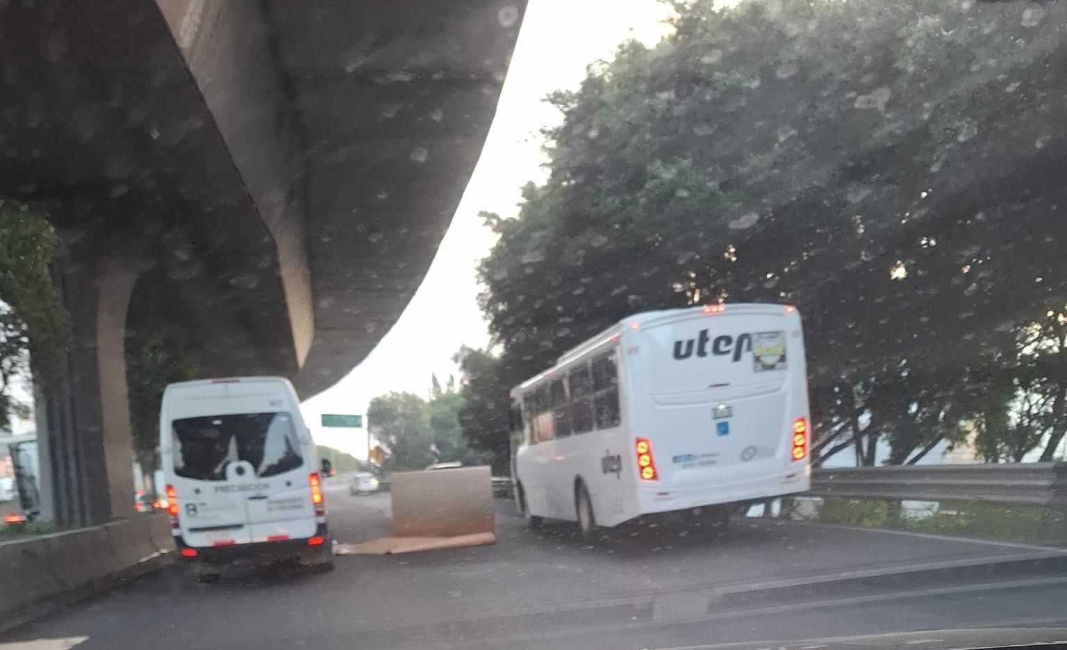 En la carretera México-Querétaro se encontraron con cinco rollos gigantes de papel