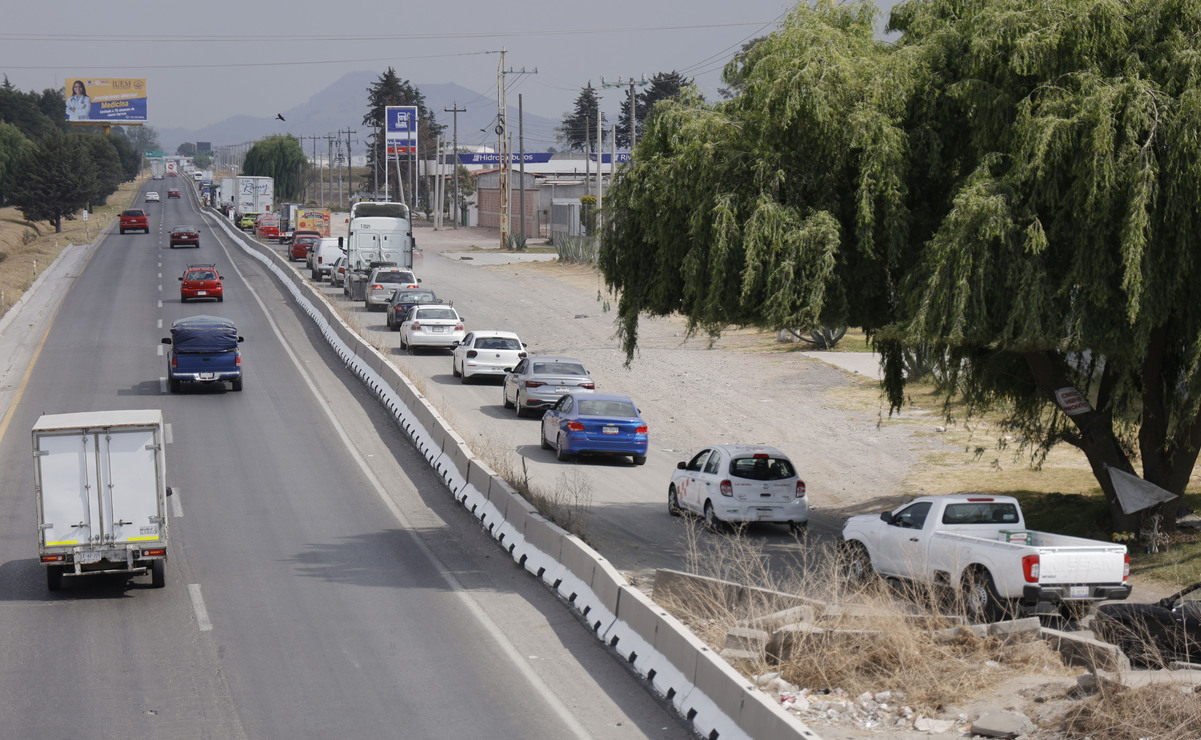 Ante el alto costo del peaje en la caseta de "El Dorado", los automovilistas buscan alternativas para evitar el pago. Foto: Arturo Hernández.