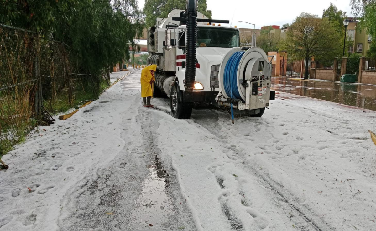 ¡Sorpresa helada! Zumpango se cubre de granizo tras fuerte lluvia e inicia limpieza masiva