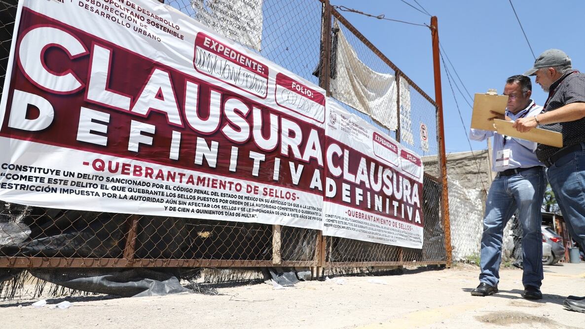 El gobierno municipal de Cuautitlán colocó sellos de clausura definitiva en un Centro de Desarrollo Logístico (CEDIS) que se construye a un costado de la estación Cuautitlán del Tren Suburbano, luego de que se comprobara incumplimiento en lineamientos de protección civil en la licencia de construcción.