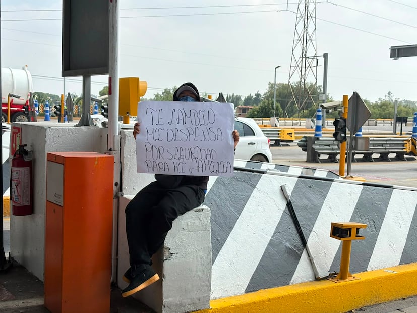 Manifestantes colocaron carteles y expresaron sus inconformidades por la falta de pavimentación y otros servicios en su comunidad. Foto Arturo Contreras/ El Universal