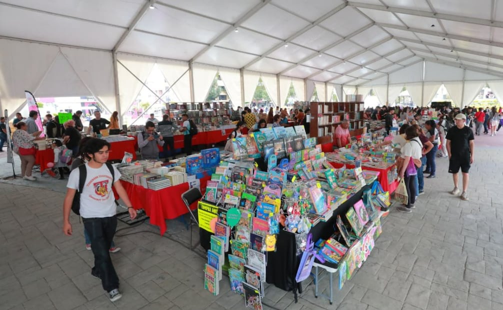 La alcaldesa Azucena Cisneros inaugura la Feria del Libro, calificándola como una herramienta para construir un "territorio de paz". Foto Especial