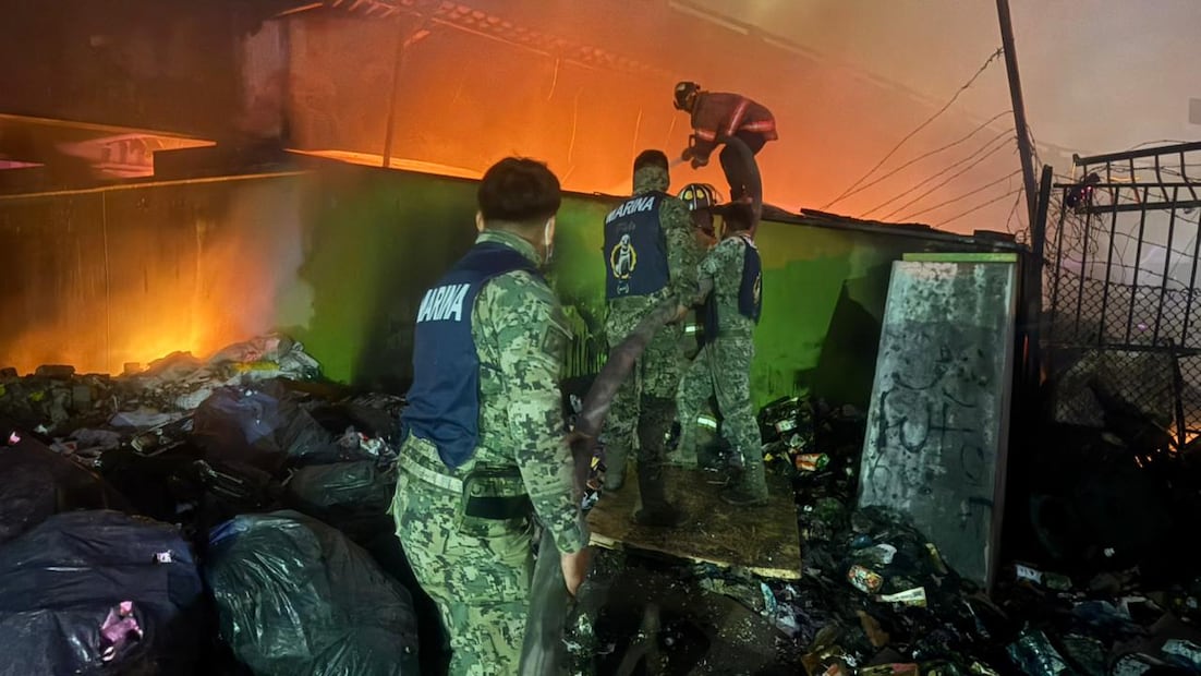 Al sitio llegó apoyo de bomberos de Tlalnepantla, Coacalco, Valle de Chalco, Teotihuacán, Acolman y Chimalhuacán, además de elementos de la Marina y Sedena. Foto. Especial