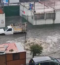 Reportan inundación en Villas de la Hacienda; el agua rebasó el nivel de las banquetas