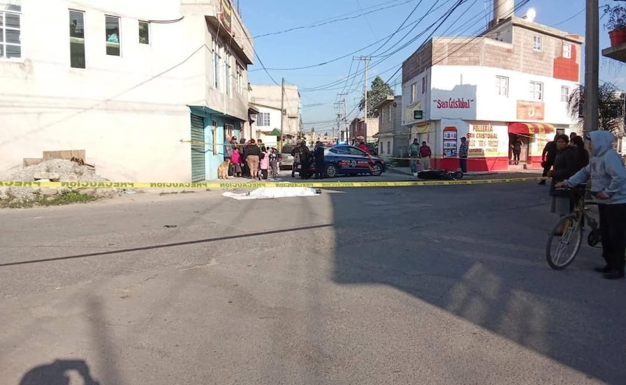 Hombre muere cuando circulaba con su motocicleta en calles de San Cristobal Huichochitlán