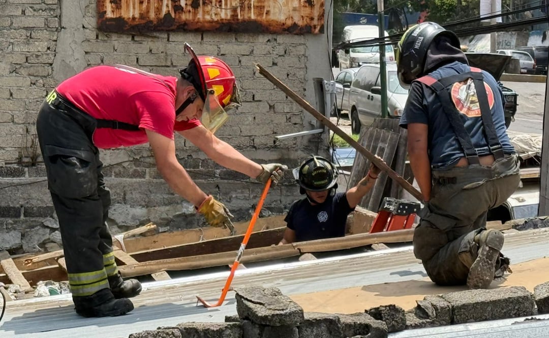 Protección Civil de Naucalpan demolió dos viviendas que presentaban riesgo de colapso debido al reblandecimiento del terreno por las intensas lluvias. Foto: Gisela González