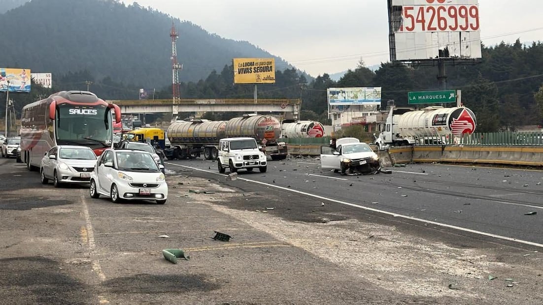 La pesada unidad de la empresa FLENSA quedó atravesada invadiendo el sentido opuesto tras un presunto rebase imprudente. Foto Especial