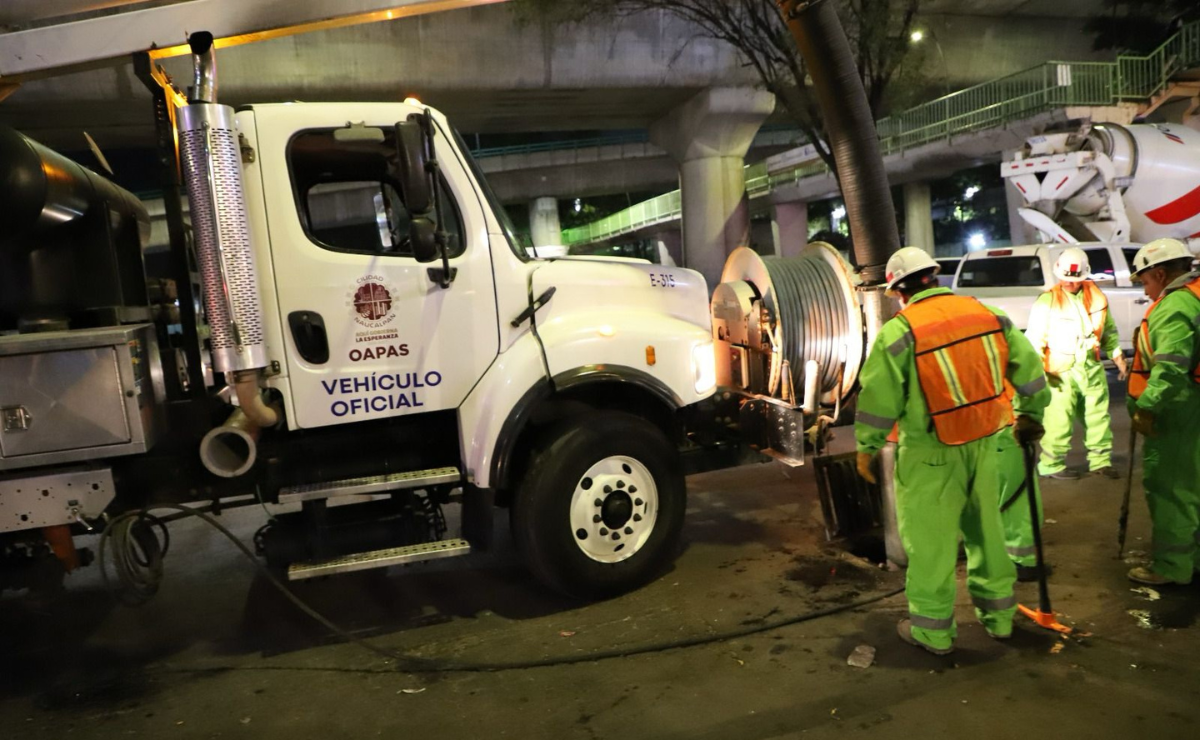 Para prevenir inundaciones, el OAPAS de Naucalpan continúa el desazolve nocturno en los carriles laterales del Periférico Norte. Foto: Especial