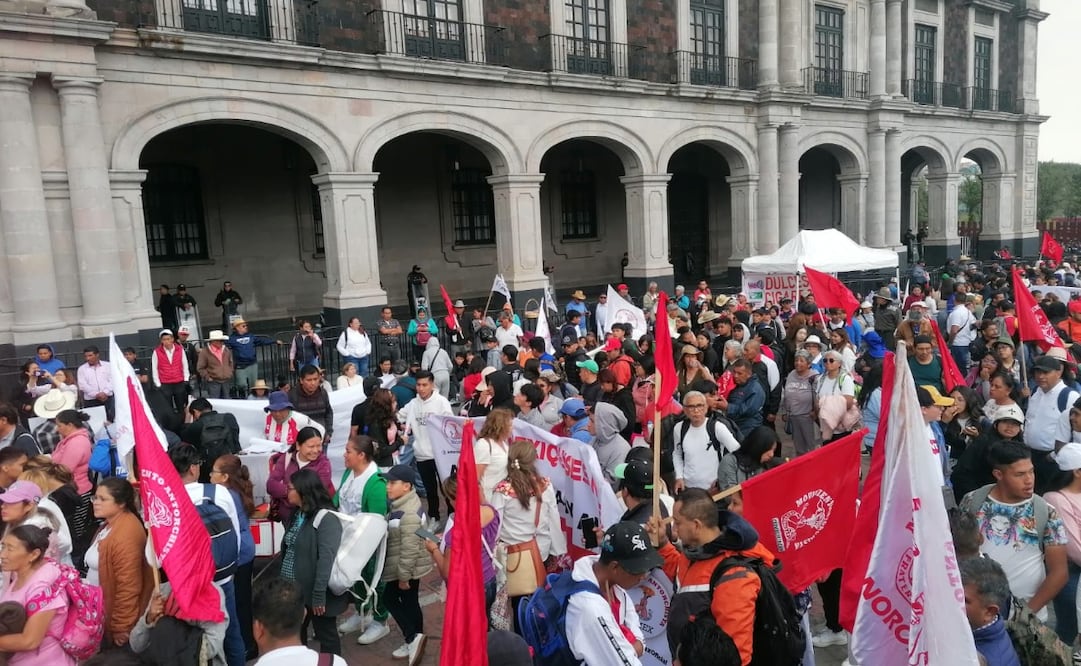Los manifestantes marchan por calles principales del primer cuadro de la ciudad. Foto Claudia Rodríguez. El Universal