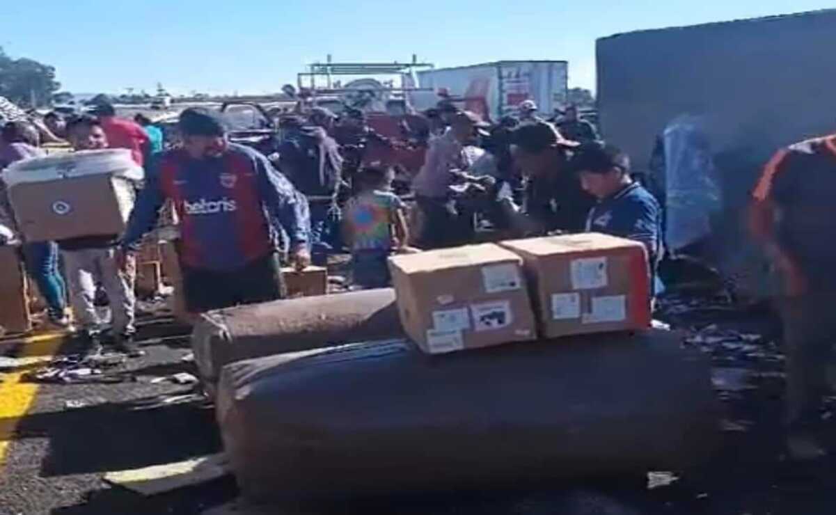 De acuerdo con reportes, hubo personas que se llevaron las cajas a bordo de motocicletas, camionetas y a pie. Foto: Especial