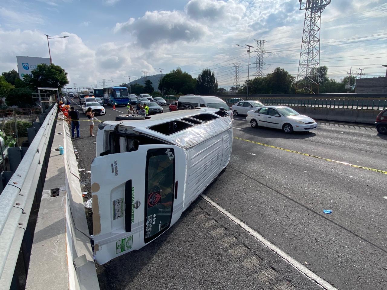 Un lamentable suceso ocurrió en la autopista México-Pachuca, a la altura de la colonia San Pedro Xalostoc, una unidad de transporte público de la ruta Autotransportes Jardines de Morelos se volcó