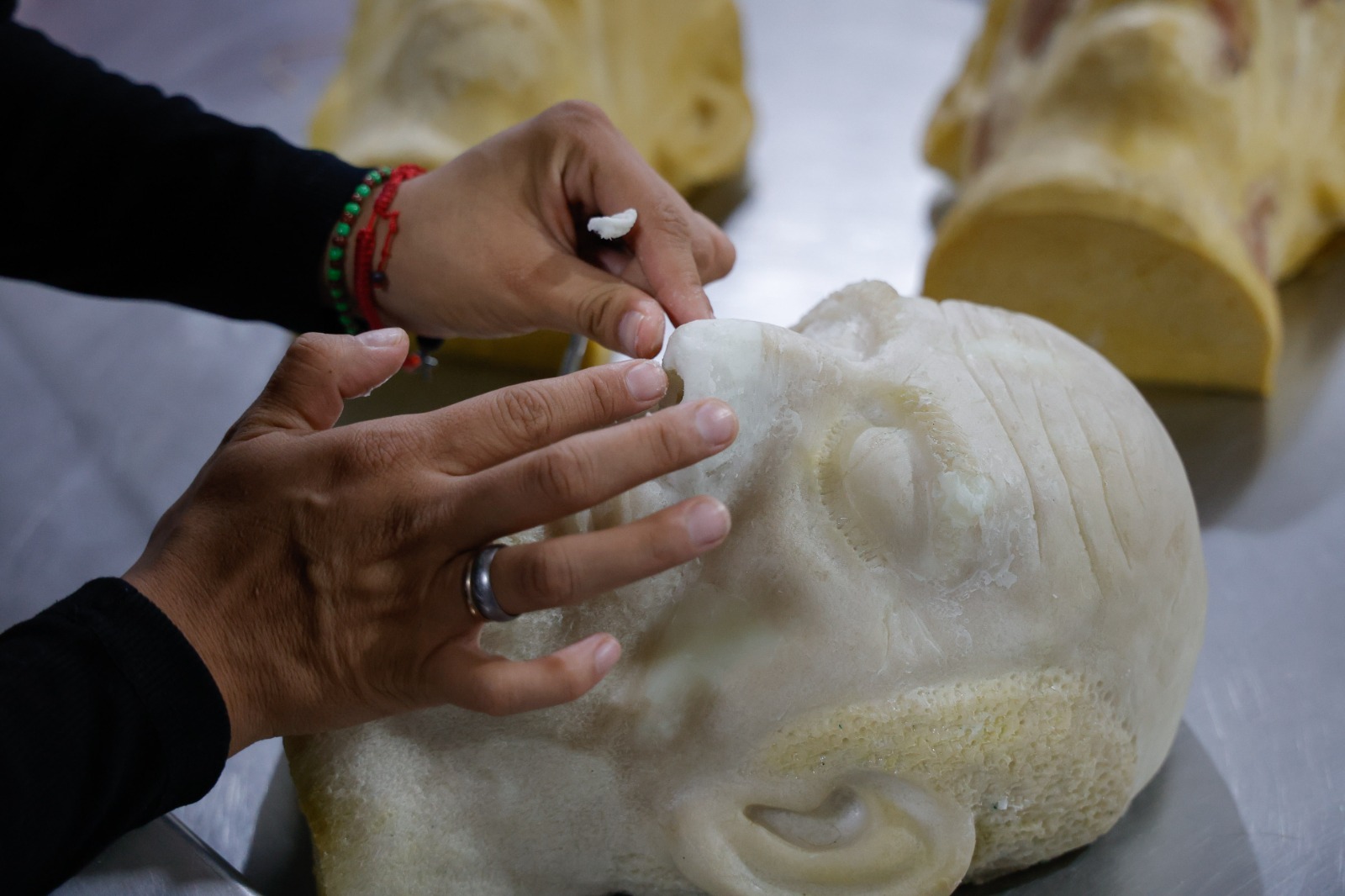 Con 20 años de experiencia, ha enfrentado casos difíciles, como la reconstrucción de víctimas de accidentes. Foto Arturo Hernández