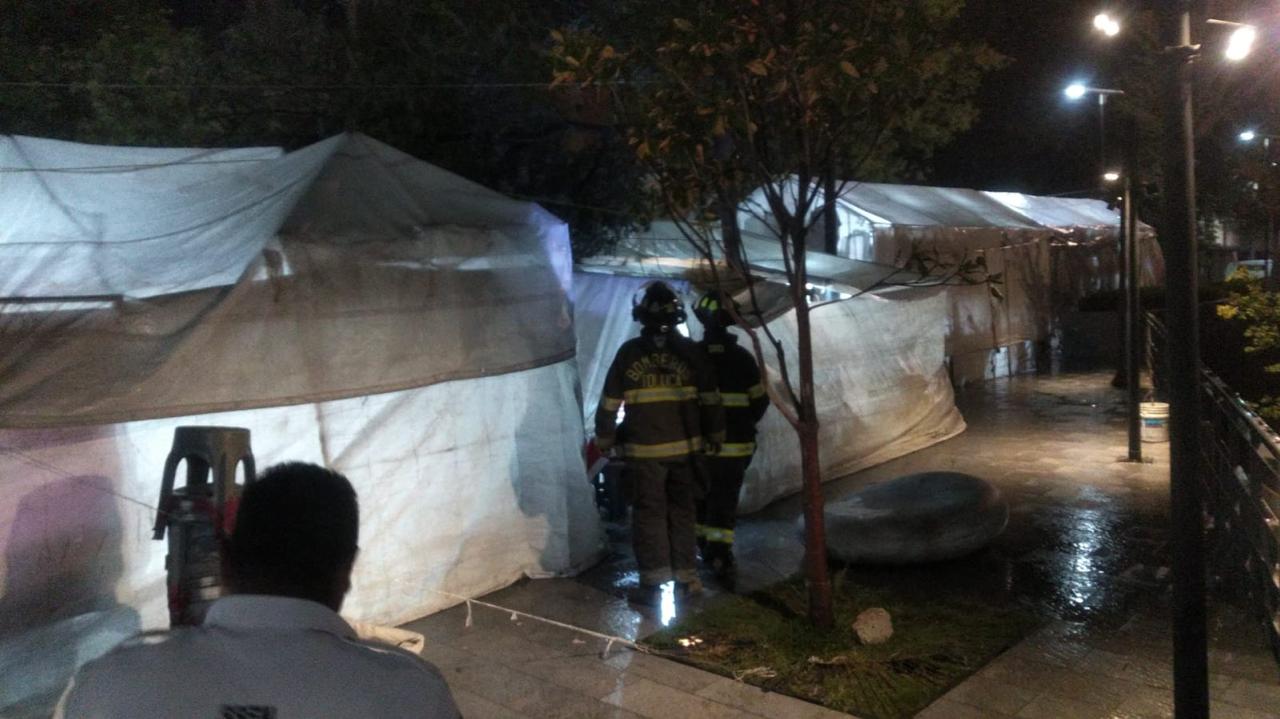 Un remolino impacta la comunidad de La Palma Toltepec en Toluca, causando la caída de árboles y el desprendimiento de una lona durante un sepelio. Foto Especial