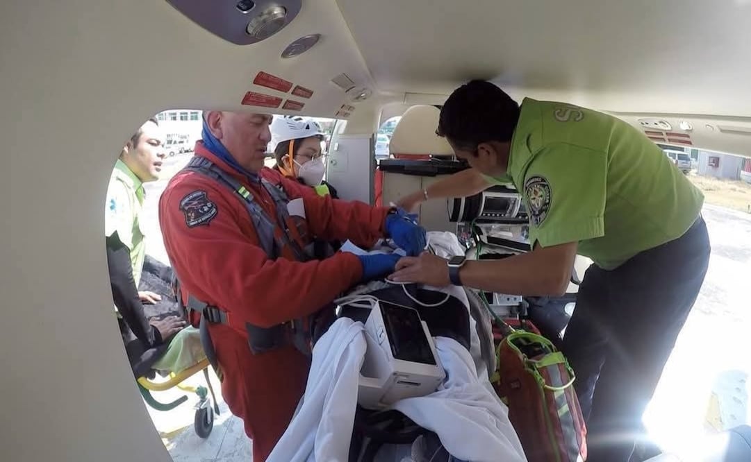 El Grupo Relámpagos acudió al lugar de la explosión en Guerrero para trasladar a la menor herida a un hospital en Toluca. Foto: Especial