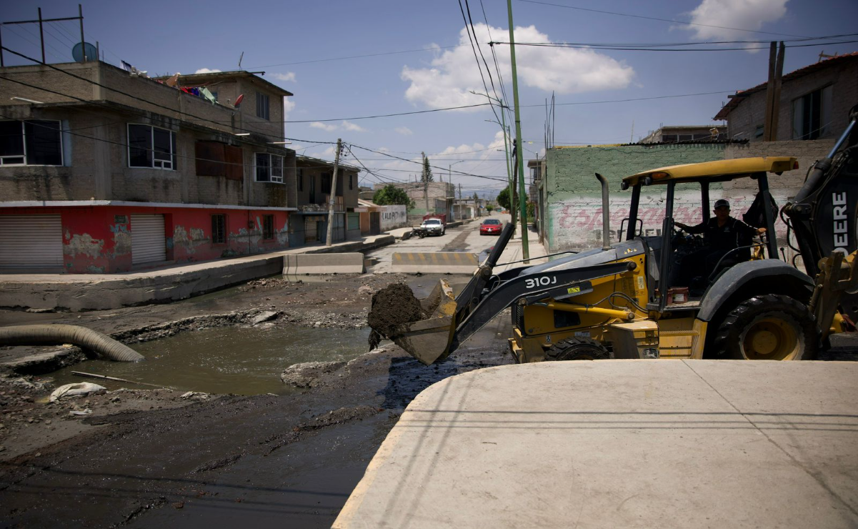 Con máquinas retiran el lodo de las calles / Foto Hugo Salvador
