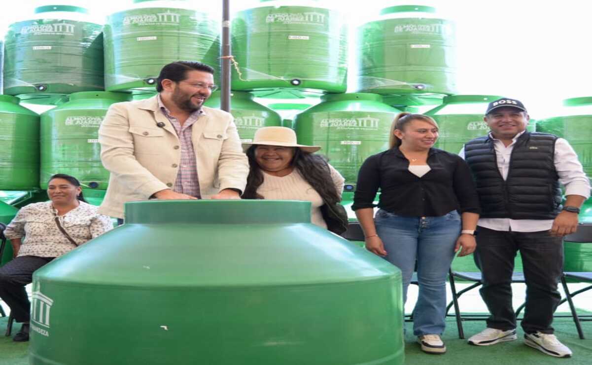 El alcalde Adolfo Solís Gómez encabeza la entrega de tinacos en San Agustín Poteje Sur, Almoloya de Juárez, sumando ya mil 200 apoyos para las familias del municipio / Foto: Especial