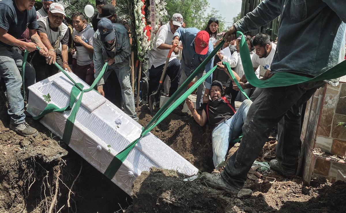 Casi ocurre una tragedia similar en el funeral de las víctimas de Naucalpan. Foto: Yaretzi Osnaya.