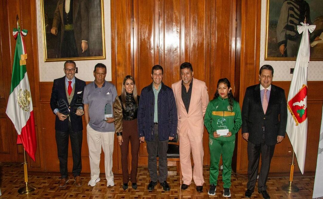 La corredora de fondo, Margarita Hernández fue galardonada en la categoría de Deportista y José Luis Garduño, en la categoría de Entrenador Deportivo. Foto: Especial