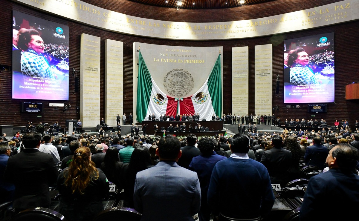 La diputada Ifigenia Martínez entregó la banda presidencial a la presidenta Claudia Sheinbaum Pardo. Foto: Especial.