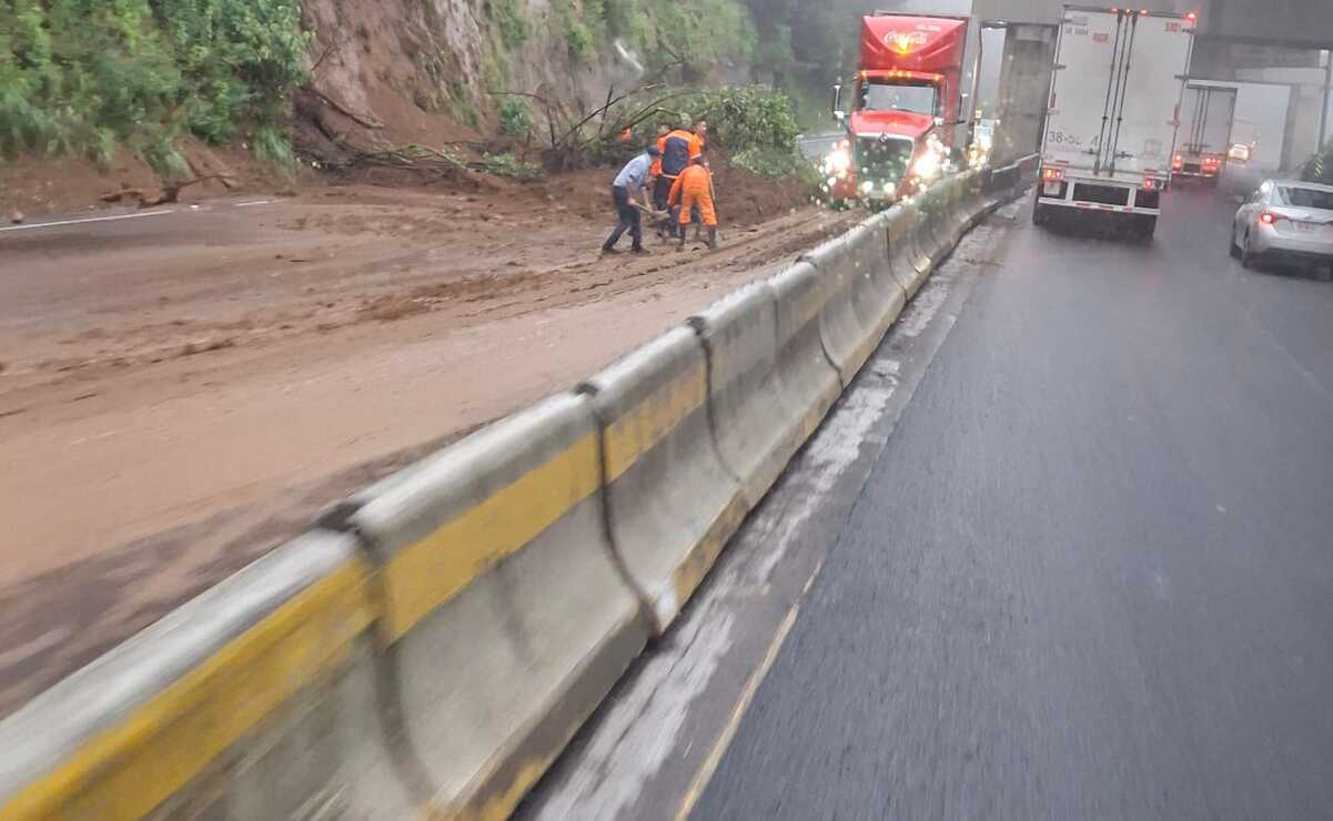 ¡Caos vial! Deslave afecta circulación e la México-Toluca, extreme precauciones