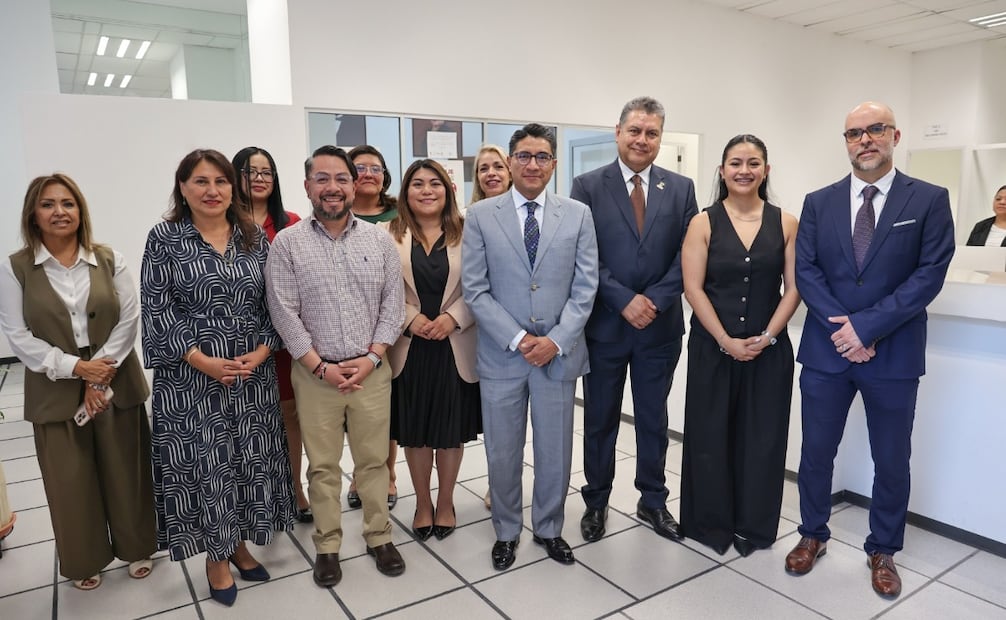 El consejero jurídico Jesús George Zamora y el alcalde Luis Daniel Serrano Palacios inauguraron las nuevas instalaciones de la Oficialía 03 del Registro Civil. Foto Especial
