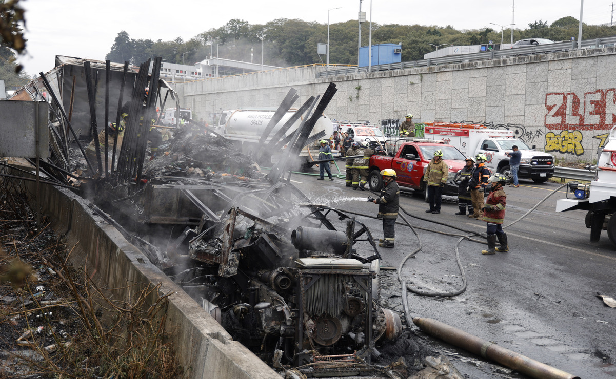 Uno de los tractocamiones que transportaba abarrotes quedó calcinado derivado del fuerte accidente. Foto: Arturo Hernández / El Universal Estado de México