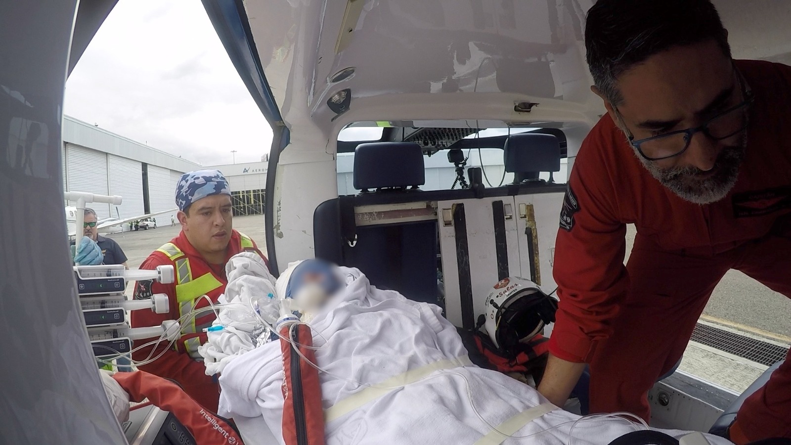 Gracias a este traslado, el menor podrá recibir la atención médica especializada que necesita para recuperarse de sus quemaduras. Foto Especial