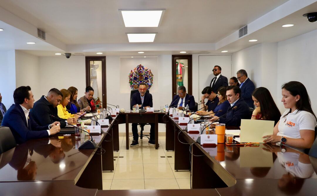 El alcalde de Metepec, Fernando Flores Fernández, durante la décimo novena sesión ordinaria de Cabildo donde se anunciaron las medidas en favor de las madres trabajadoras. Foto: Especial