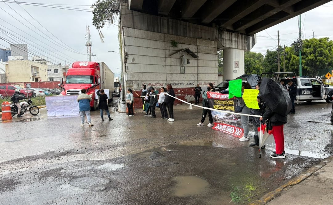 Unas 50 personas se manifiestan e impiden el paso de unidades vehiculares en Boulevard Tultitlán. Foto. Arturo Contreras. El Universal