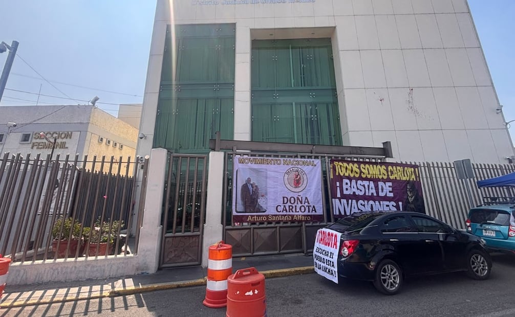 Exteriores de los Juzgados de Control del penal de Chalco, donde este jueves concluyó la audiencia intermedia del caso de Carlota ‘N’ y sus dos hijos. Foto Especial