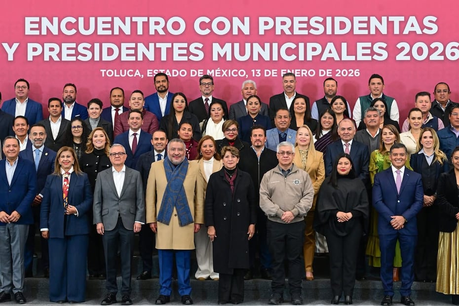La Gobernadora Delfina Gómez Álvarez encabeza la reunión de trabajo con los 125 presidentes y presidentas municipales en Toluca. Foto Especial