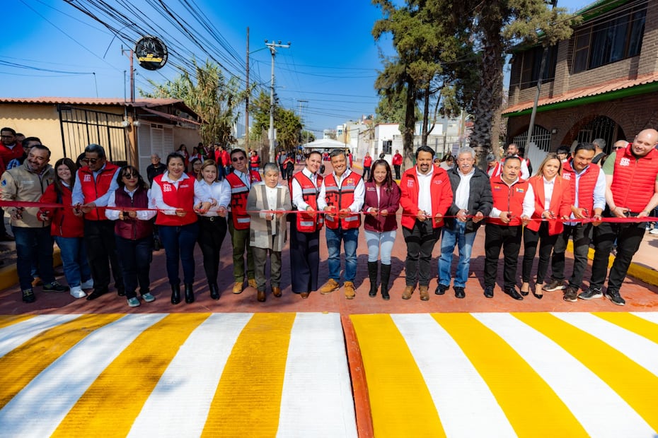 El alcalde David Sánchez Isidoro supervisa el arranque de la obra de concreto hidráulico. Foto Especial