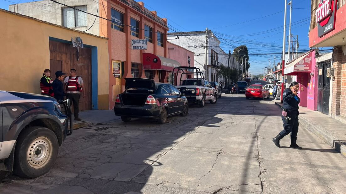 Personal de la fiscalía mexiquense ordenó el traslado de los cuerpos al Servicio Médico Forense para identificarlos.  Foto: especial