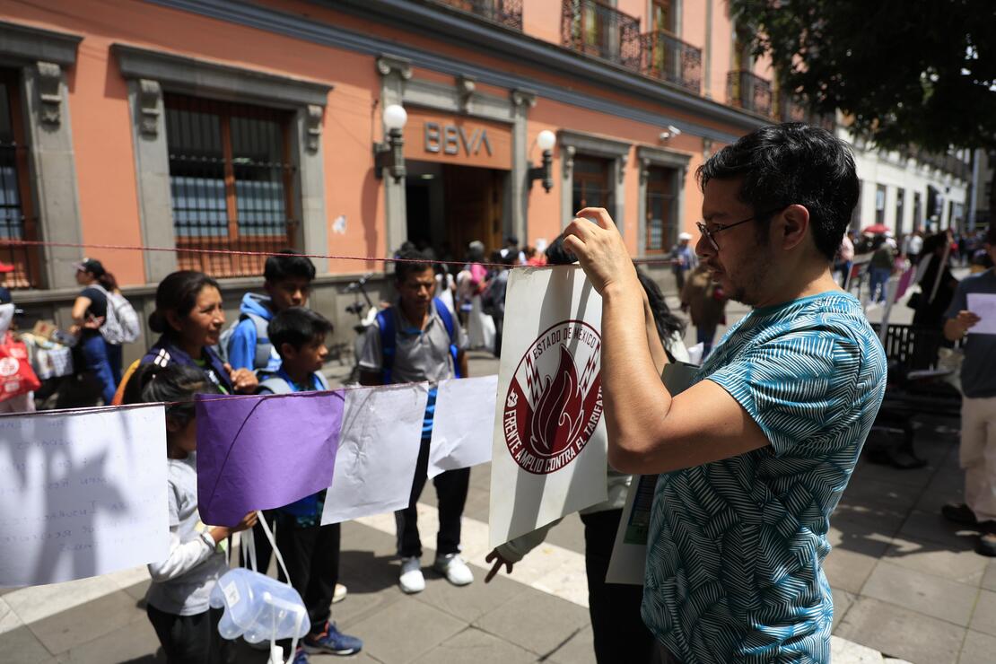 Integrantes del Colectivo No Al Tarifazo, pidieron a los usuarios del transporte público en Toluca, colocar sus opiniones sobre el servicio, en un tendedero de denuncias Foto Arturo Hernández EL UNIVERSAL