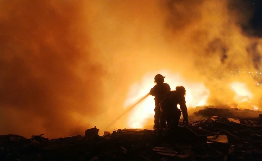 Bomberos de Huehuetoca trabajaron durante nueve horas para controlar el incendio. Foto especial