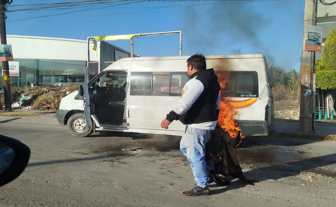 De la unidad de transporte público comenzó a salir fuego en la parte trasera, Foto: Especial