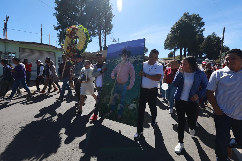 Con una caminata de paz y globos blancos, pobladores de Texcapilla, Texcaltitlán, honraron la memoria de Jorge, Rodolfo, Emigdio y Noé, y las otras víctimas del enfrentamiento del 8 de diciembre de 2023. Foto Alejandro Vargas / El Universal