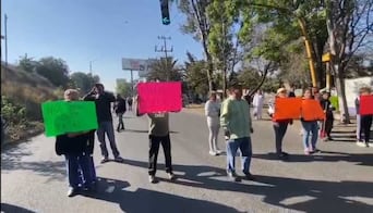 “No más olor a caca”: Vecinos bloquean la México-Querétaro por descuido en el Emisor Poniente